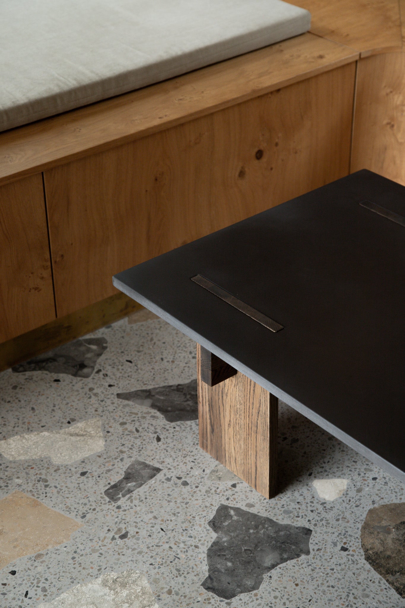 Concrete Dark / Oak Dark / Oak Dark