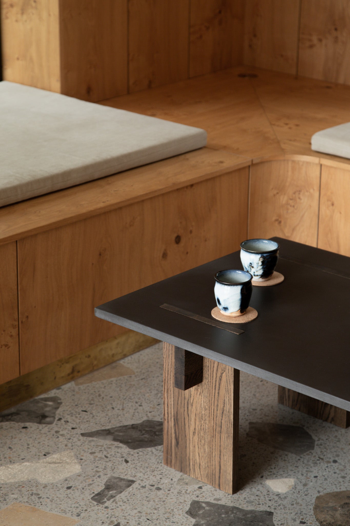 Concrete Dark / Oak Dark / Oak Dark