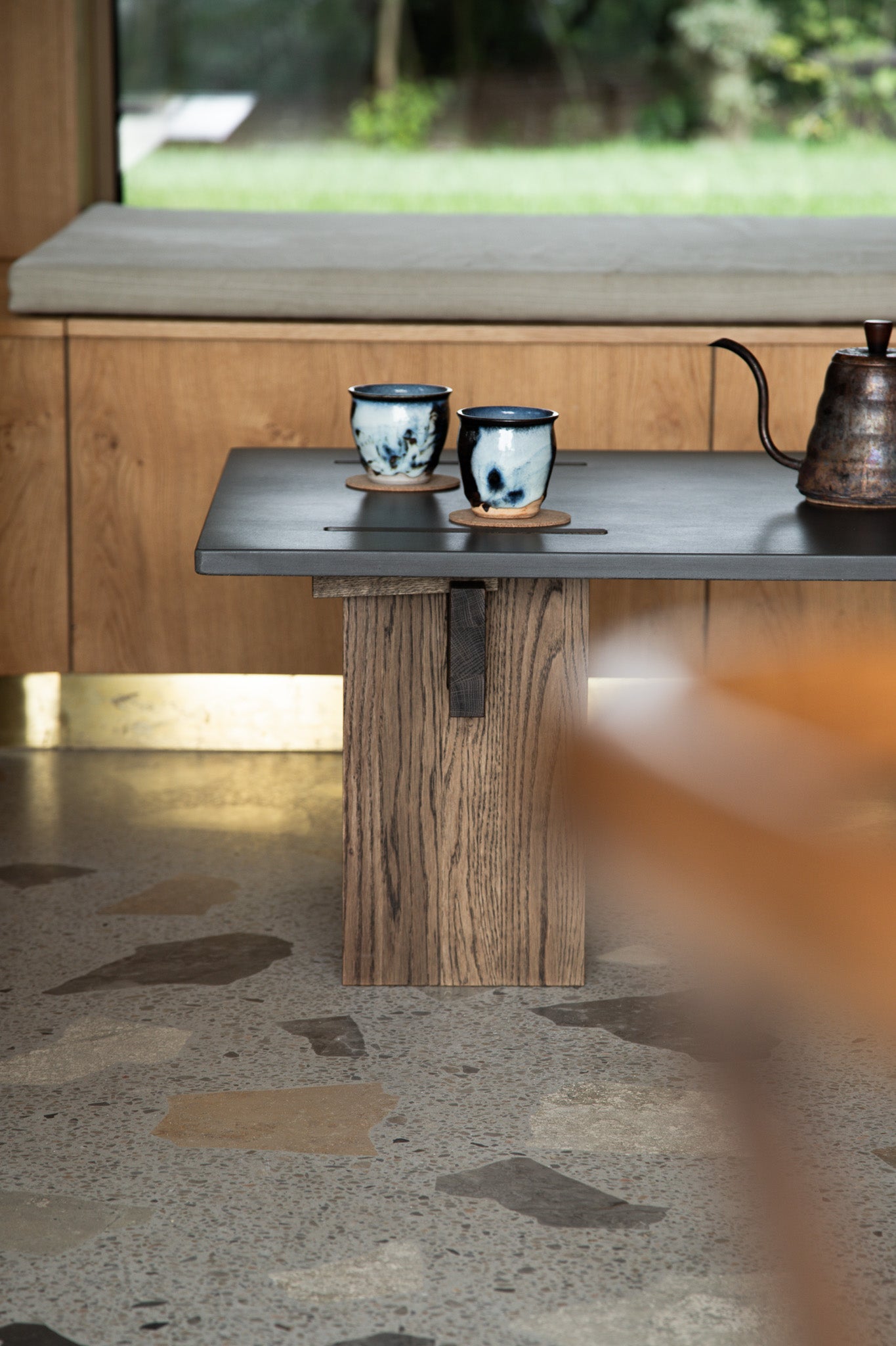 Concrete Dark / Oak Dark / Oak Dark